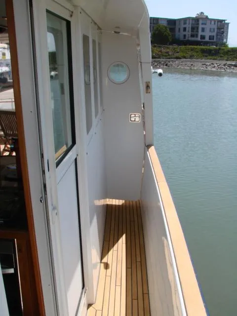 Slide: The Image of Seitendeck eines Beneteau Swift Trawler 42 von 2005 mit Holzboden und Blick auf das Wasser. - 31