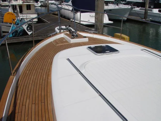 Slide: The Image of Das Bild zeigt das Vorderdeck eines Beneteau Swift Trawler 42 aus dem Jahr 2005 im Hafen. - 27