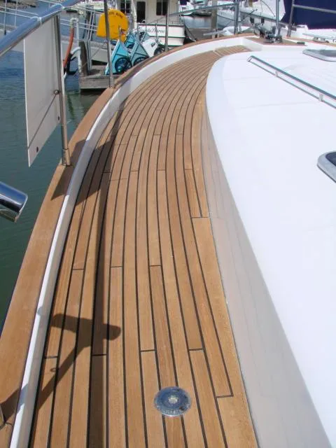 Slide: The Image of Teakholz-Deck eines Beneteau Swift Trawler 42 von 2005, mit eleganten Linien und polierten Details. - 26