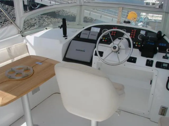 Slide: The Image of Das Cockpit einer Beneteau Swift Trawler 42 von 2005 mit Steuerrad und Navigationssystem. - 24