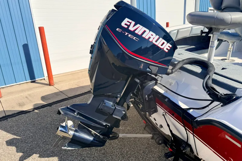 Slide: The Image of Outboard motor on 2007 Stratos 375 XF boat, featuring Evinrude E-TEC engine. - 17