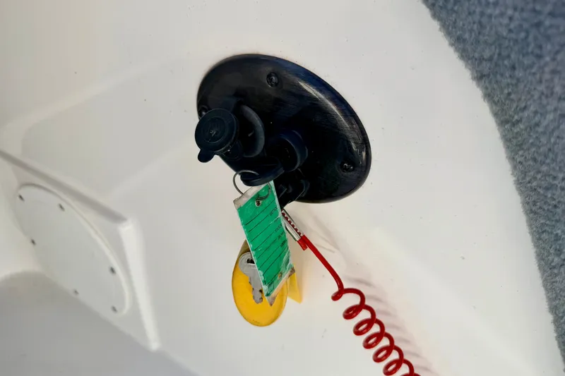 Slide: The Image of Ignition switch with key and safety lanyard on 2007 Stratos 375 XF boat. - 47