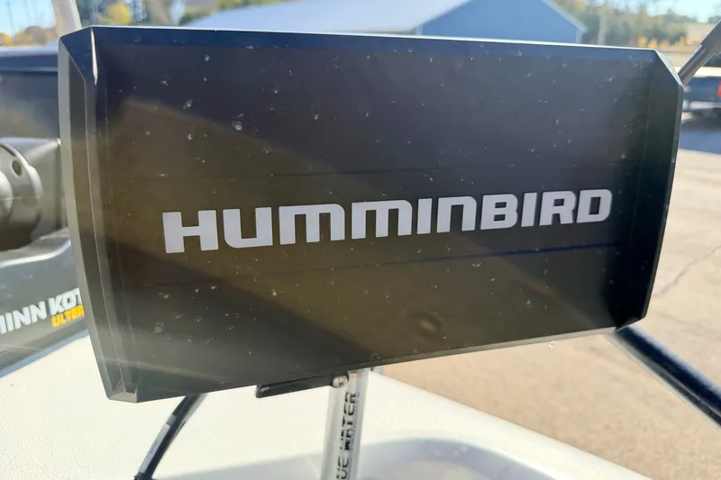 Slide: The Image of Humminbird fish finder on 2007 Stratos 375 XF boat, sunny day. - 70