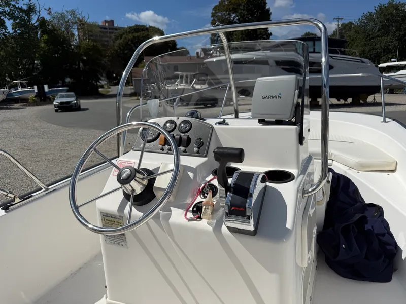 Slide: The Image of Boston Whaler 170 MONTAUK 2004 - 5