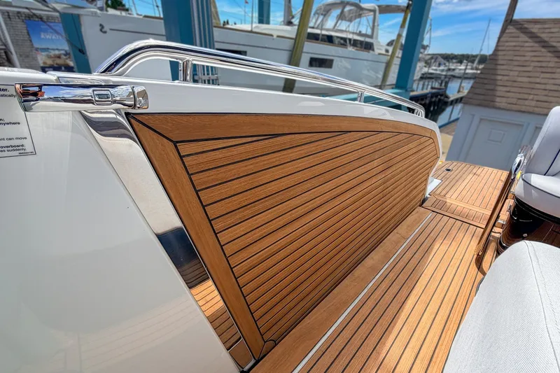 Slide: The Image of Il Beneteau Gran Turismo 40 del 2027 presenta un elegante ponte in teak con accenti in metallo lucido. - 19