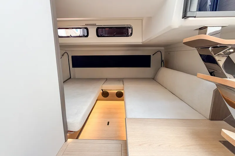 Slide: The Image of Intérieur d'un yacht moderne avec deux canapés blancs et des accents en bois. - 12