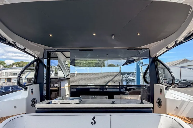 Slide: The Image of L'immagine mostra il cockpit di un Beneteau Gran Turismo 40 del 2027 con accessori moderni. - 9