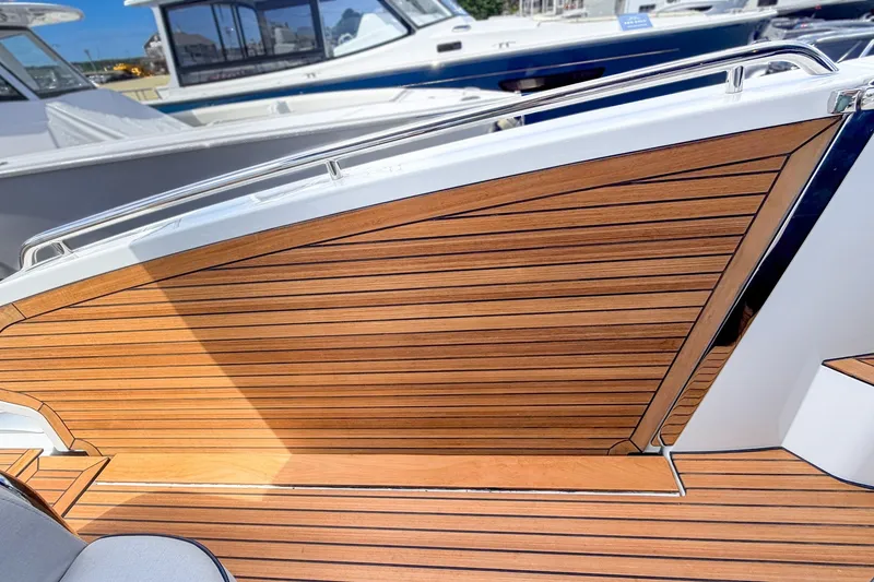 Slide: The Image of Il Beneteau Gran Turismo 40 del 2027 presenta un elegante ponte in teak con linee moderne. - 18