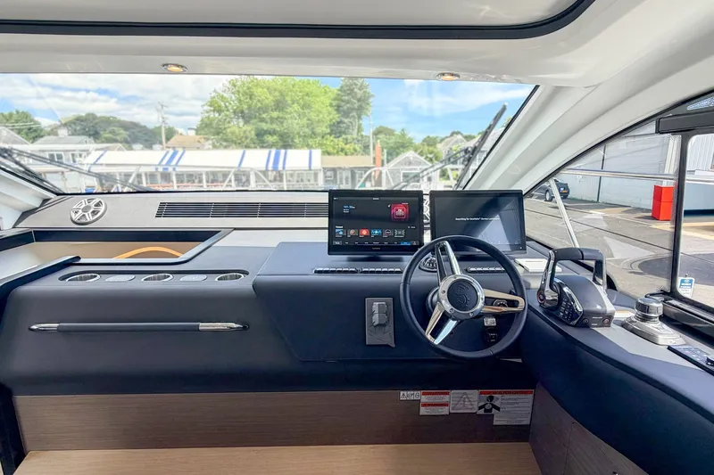 Slide: The Image of Le cockpit du Beneteau Gran Turismo 40 de 2027 présente un poste de pilotage moderne avec écrans et commandes. - 5