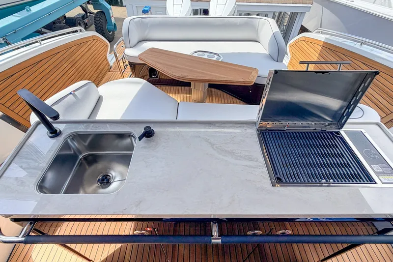 Slide: The Image of Le Beneteau Gran Turismo 40 de 2027 présente une cuisine extérieure élégante avec évier et grill. - 16