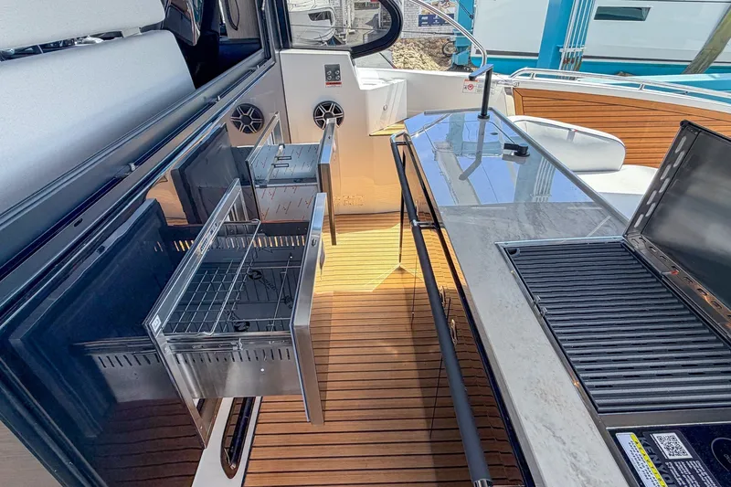 Slide: The Image of Il Beneteau Gran Turismo 40 del 2027 presenta una cucina esterna moderna con grill e cassetti. - 15