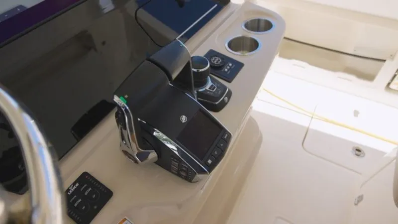 Slide: The Image of Boston Whaler 420 Outrage 2026 - 14