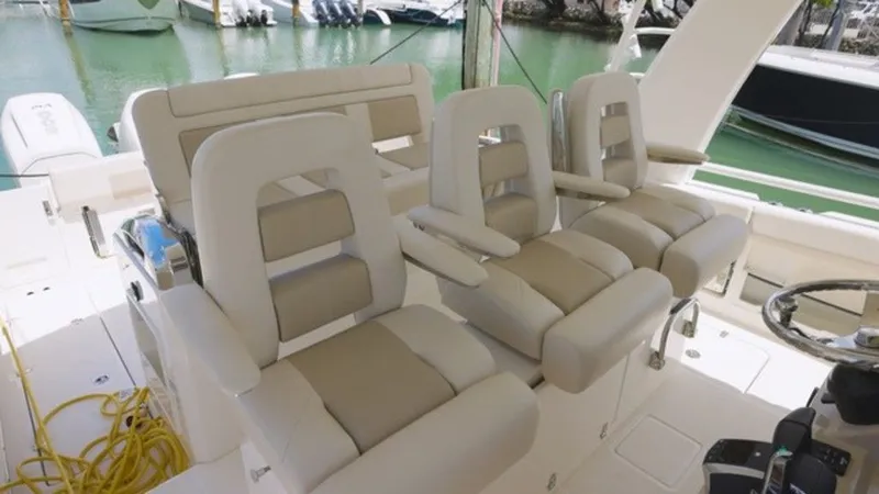 Slide: The Image of Boston Whaler 420 Outrage 2026 - 17
