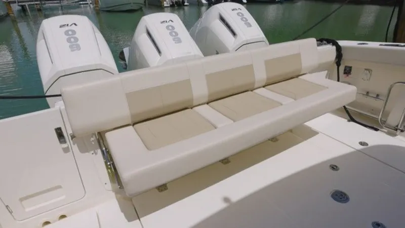 Slide: The Image of Boston Whaler 420 Outrage 2026 - 19