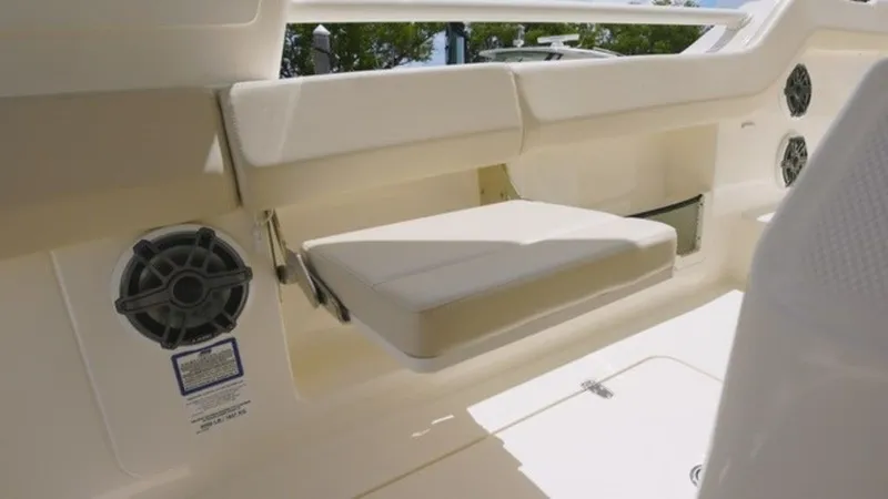 Slide: The Image of Boston Whaler 420 Outrage 2026 - 8