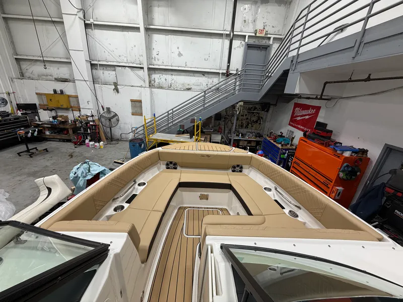 Slide: The Image of Sea Ray SDX 270 2026 - 34