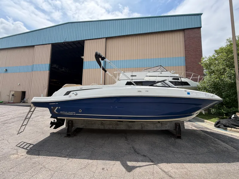Slide: The Image of Bayliner VR6 Bowrider 2023 - 40