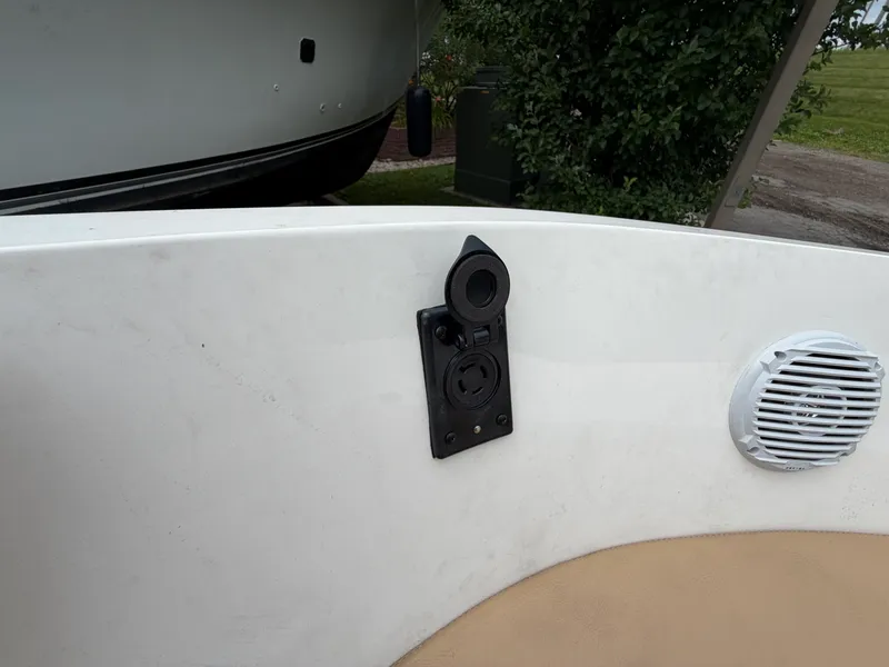 Slide: The Image of Bayliner VR6 Bowrider 2023 - 21