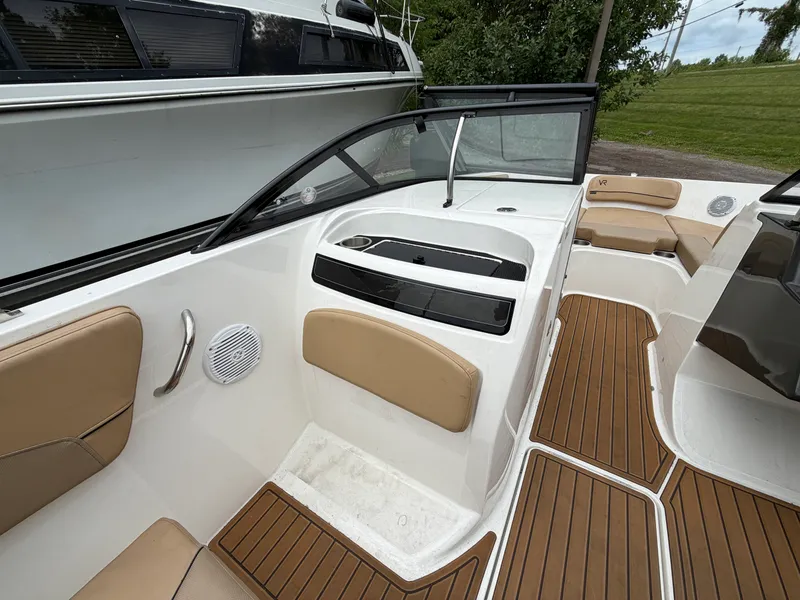 Slide: The Image of Bayliner VR6 Bowrider 2023 - 15