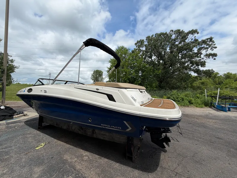 Slide: The Image of Bayliner VR6 Bowrider 2023 - 35