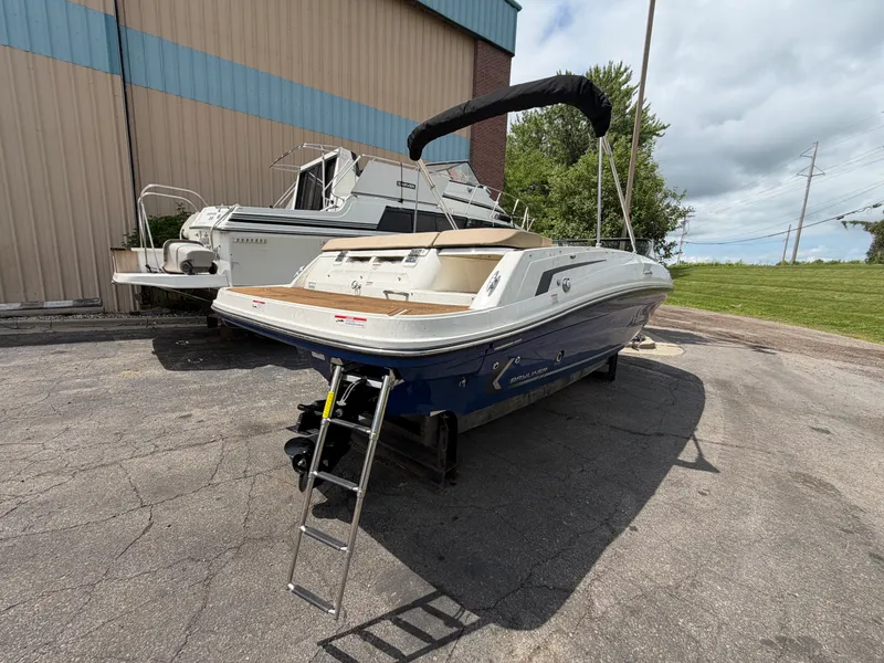 Slide: The Image of Bayliner VR6 Bowrider 2023 - 39