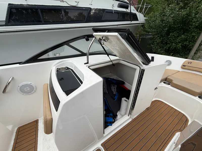 Slide: The Image of Bayliner VR6 Bowrider 2023 - 18