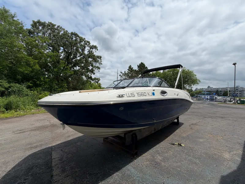 Slide: The Image of Bayliner VR6 Bowrider 2023 - 33