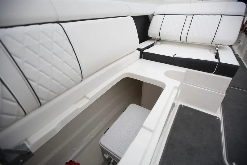 Slide: The Image of Sea Ray 270 Sundeck 2016 - 37