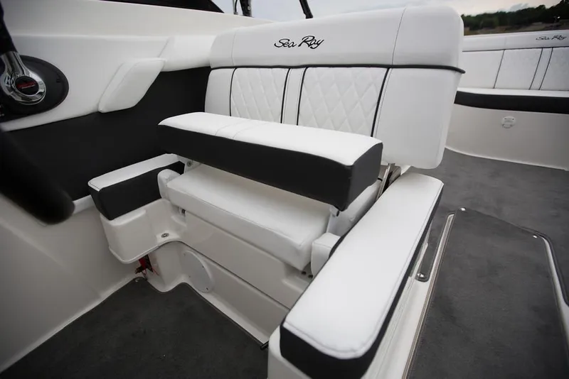 Slide: The Image of Sea Ray 270 Sundeck 2016 - 30