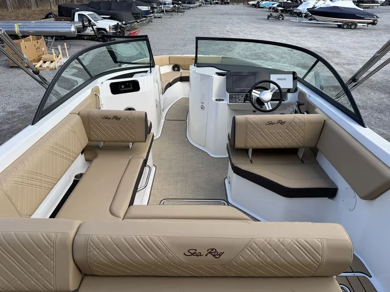 Slide: The Image of Sea Ray SDX 230 2026 - 12