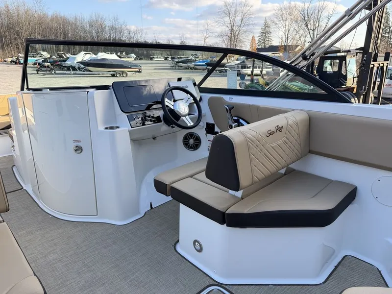 Slide: The Image of Sea Ray SDX 230 2026 - 23