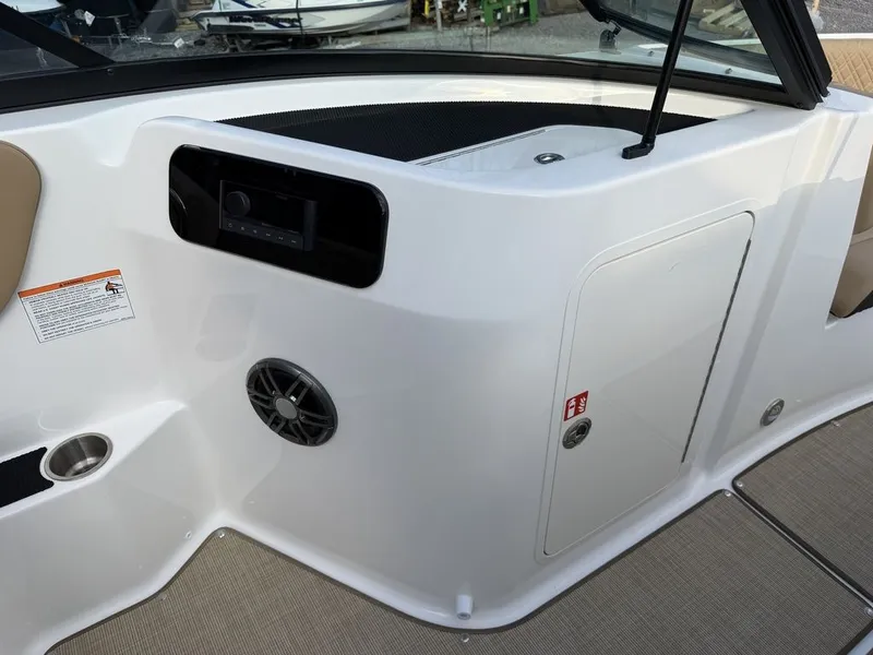 Slide: The Image of Sea Ray SDX 230 2026 - 40