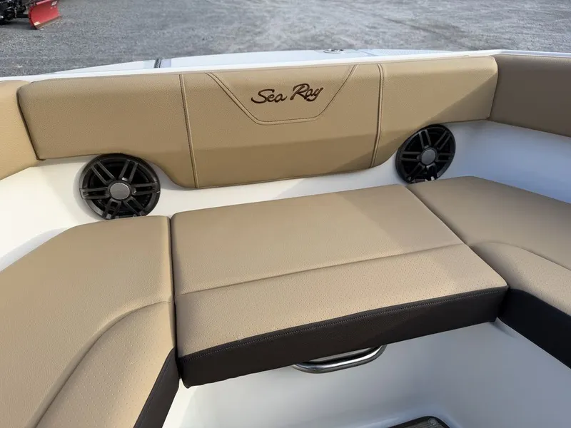 Slide: The Image of Sea Ray SDX 230 2026 - 53