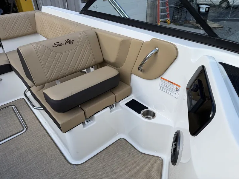 Slide: The Image of Sea Ray SDX 230 2026 - 34