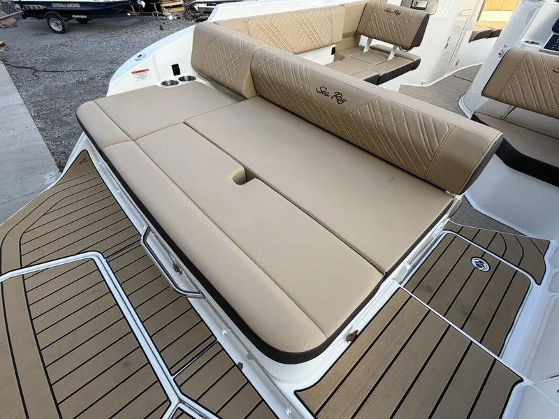 Slide: The Image of Sea Ray SDX 230 2026 - 15