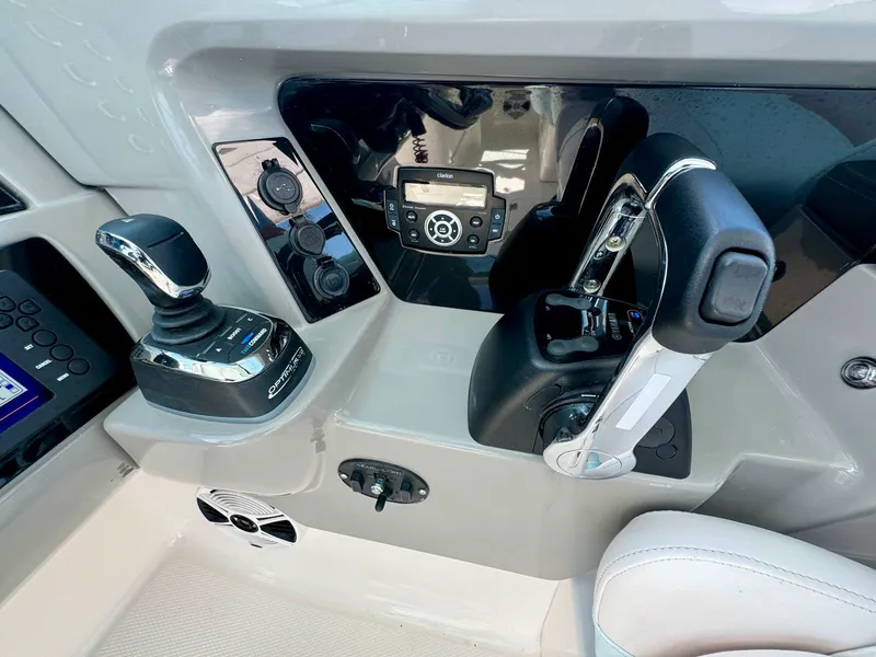 Slide: The Image of Robalo R317 Dual Console 2019 - 11