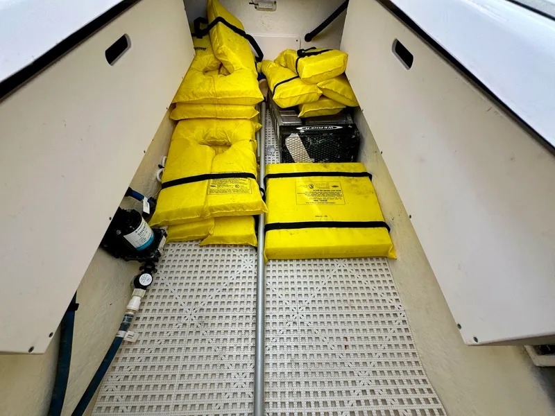 Slide: The Image of Robalo R317 Dual Console 2019 - 15