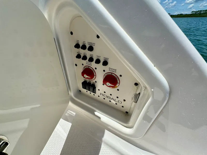 Slide: The Image of Robalo R317 Dual Console 2019 - 26
