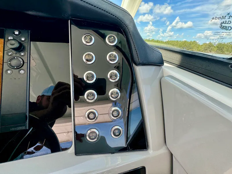 Slide: The Image of Robalo R317 Dual Console 2019 - 30