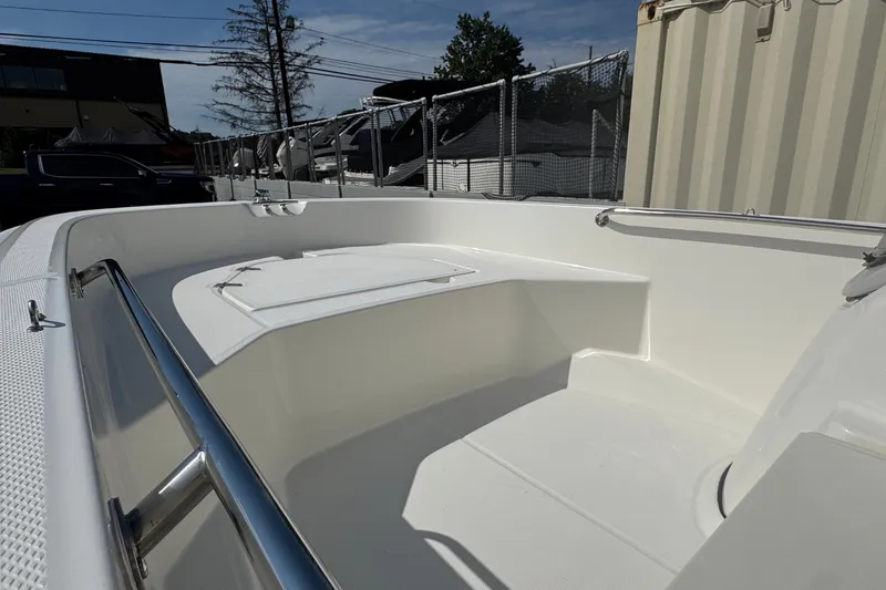 Slide: The Image of Boston Whaler 160 Super Sport 2027 - 16