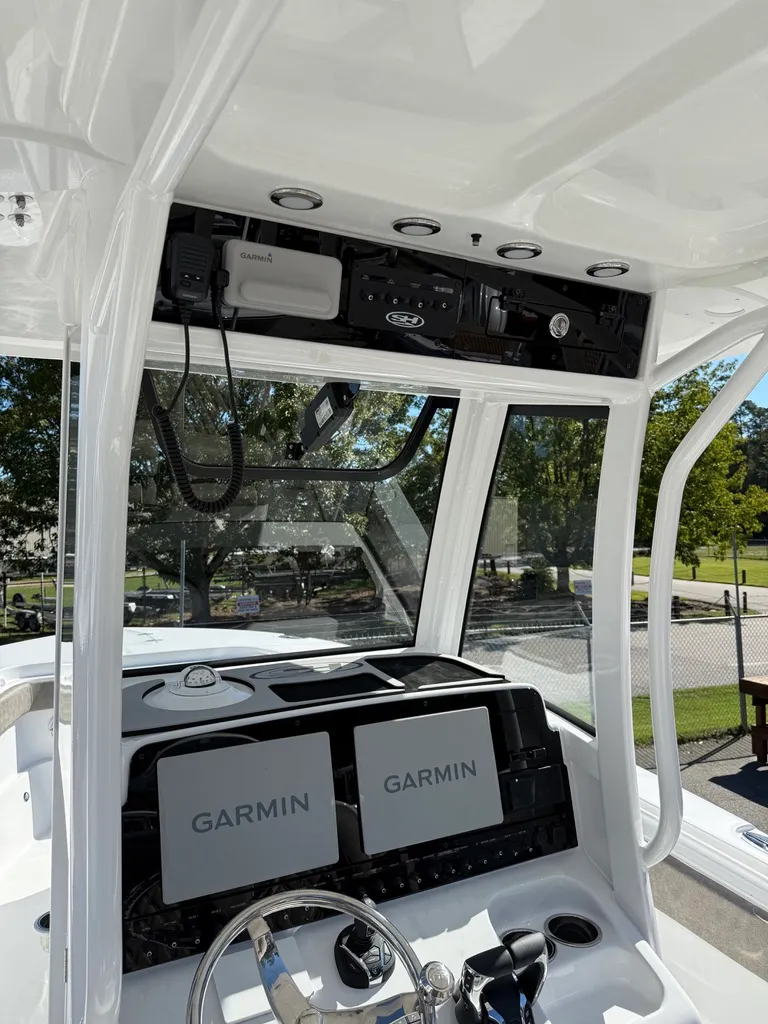 Slide: The Image of Sea Hunt Ultra 275 CB 2026 - 10