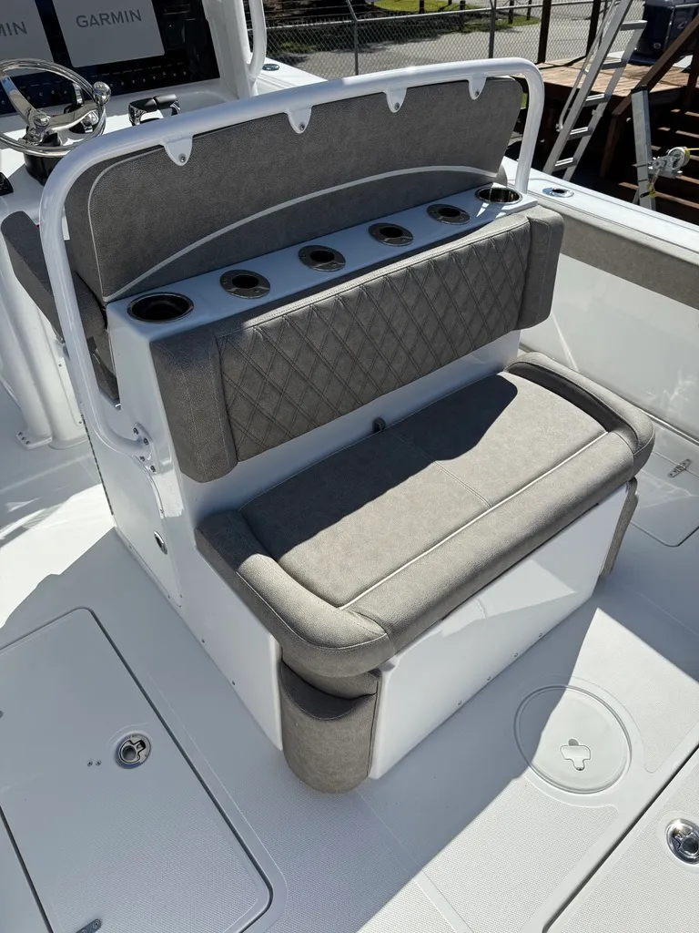 Slide: The Image of Sea Hunt Ultra 275 CB 2026 - 11