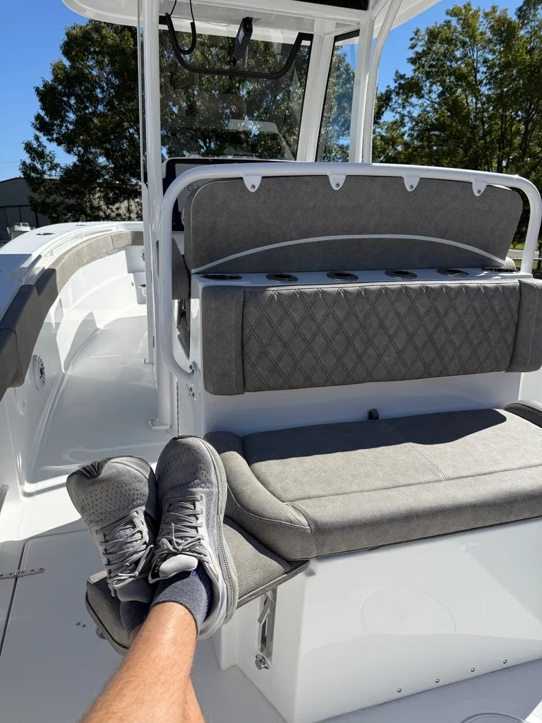 Slide: The Image of Sea Hunt Ultra 275 CB 2026 - 12