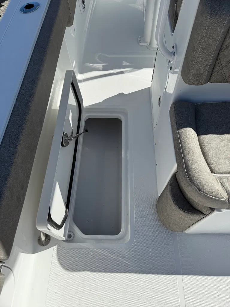 Slide: The Image of Sea Hunt Ultra 275 CB 2026 - 13