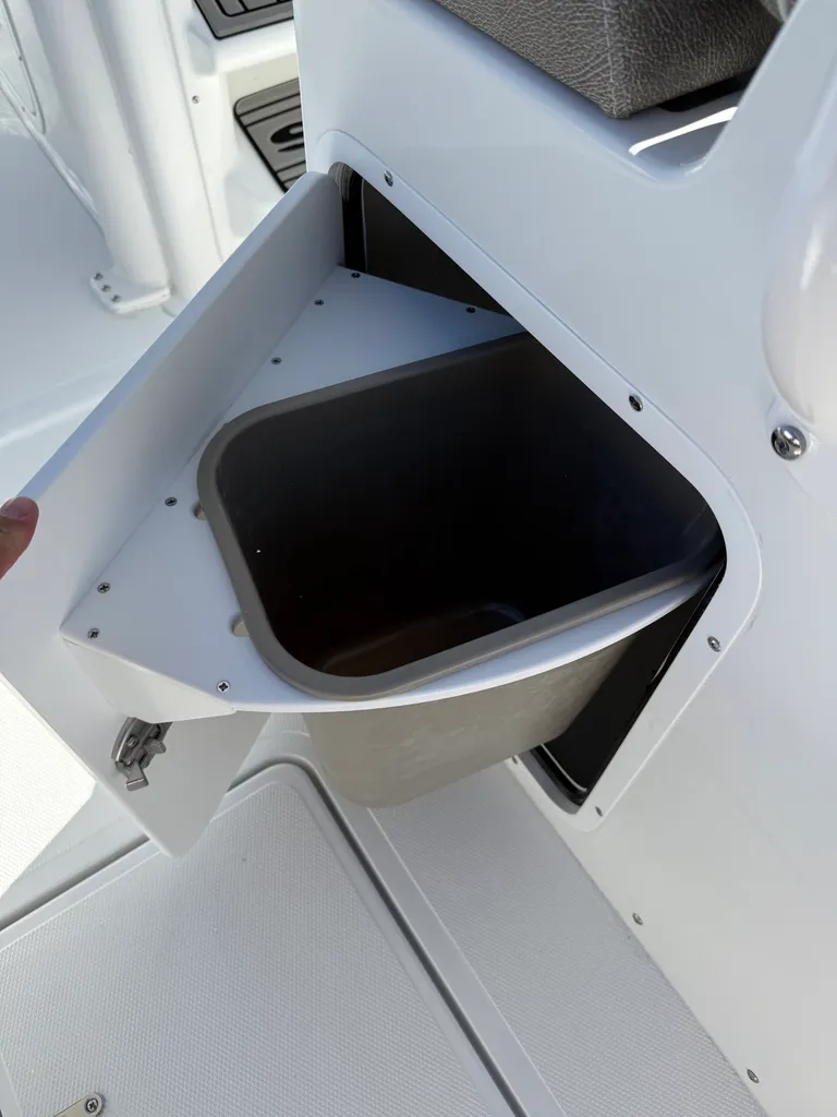 Slide: The Image of Sea Hunt Ultra 275 CB 2026 - 14