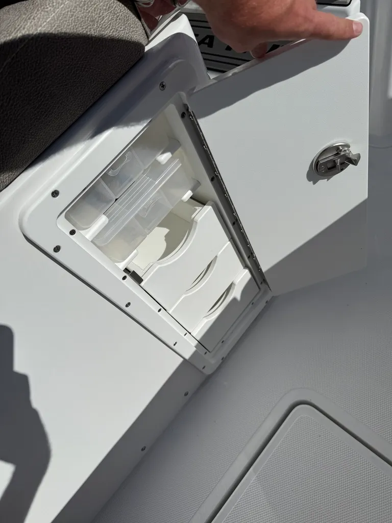 Slide: The Image of Sea Hunt Ultra 275 CB 2026 - 15