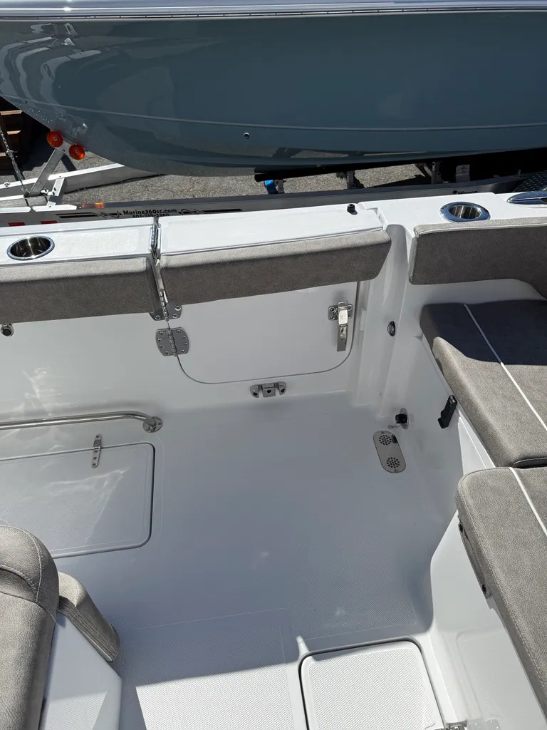 Slide: The Image of Sea Hunt Ultra 275 CB 2026 - 17