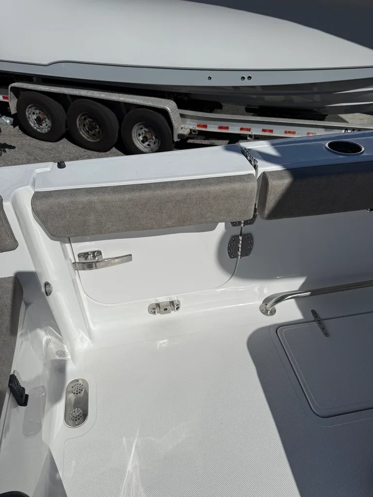 Slide: The Image of Sea Hunt Ultra 275 CB 2026 - 18