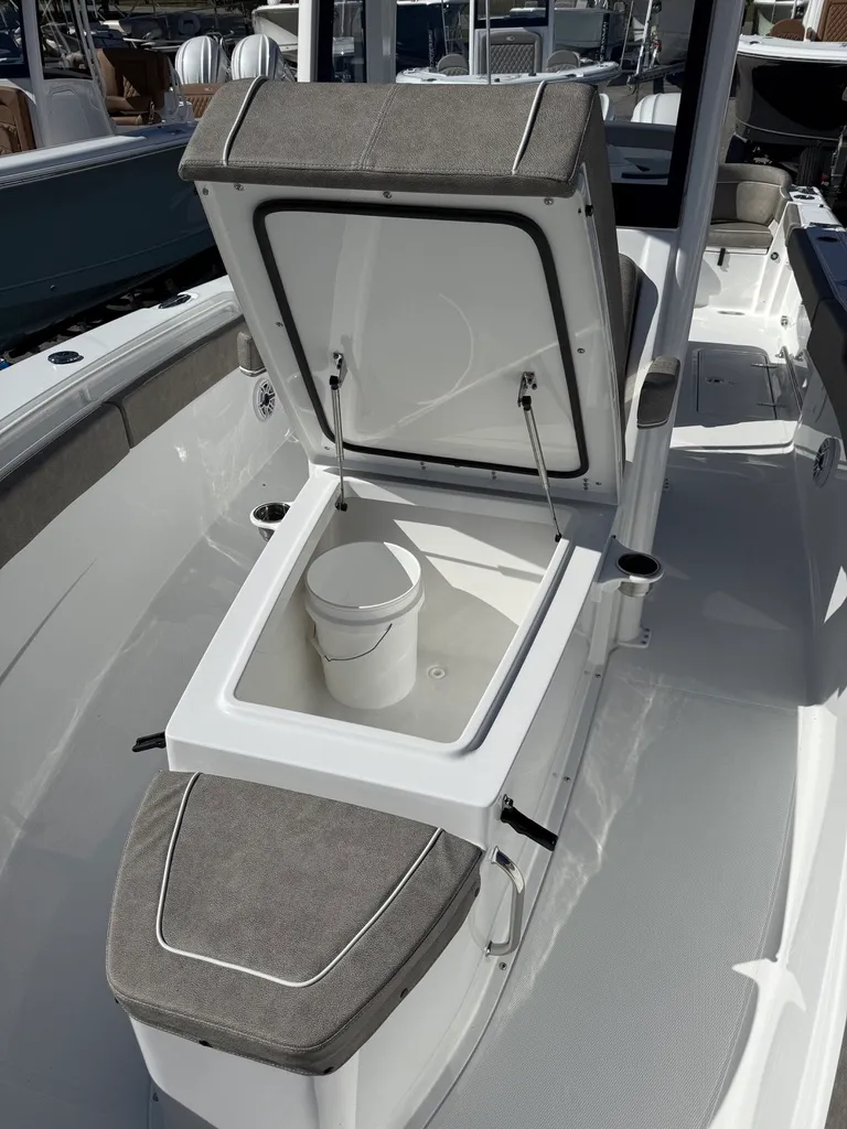 Slide: The Image of Sea Hunt Ultra 275 CB 2026 - 6