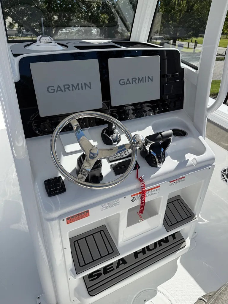 Slide: The Image of Sea Hunt Ultra 275 CB 2026 - 9